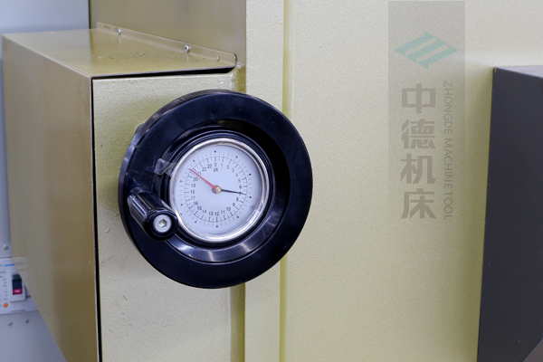 ZDG-832刀片間隙調節裝置,設置在機架前面,并有刻度顯示,調節方便.jpg ZDG-832刀片間隙調節裝置,設置在機架前面,并有刻度顯示,調節方便.jpg