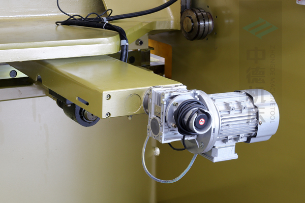 ZDG-832后擋料驅動結構,擁有強大扭矩.jpg ZDG-832后擋料驅動結構,擁有強大扭矩.jpg